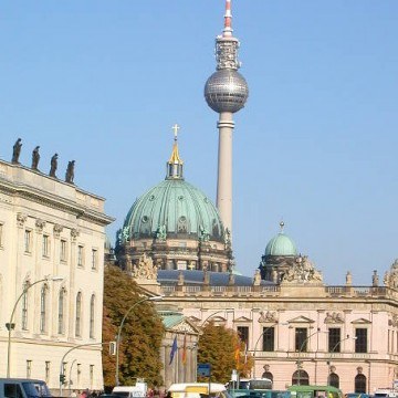 Kwertii – Fernsehturm und Humboldt-Universität (Wikimedia Commons)